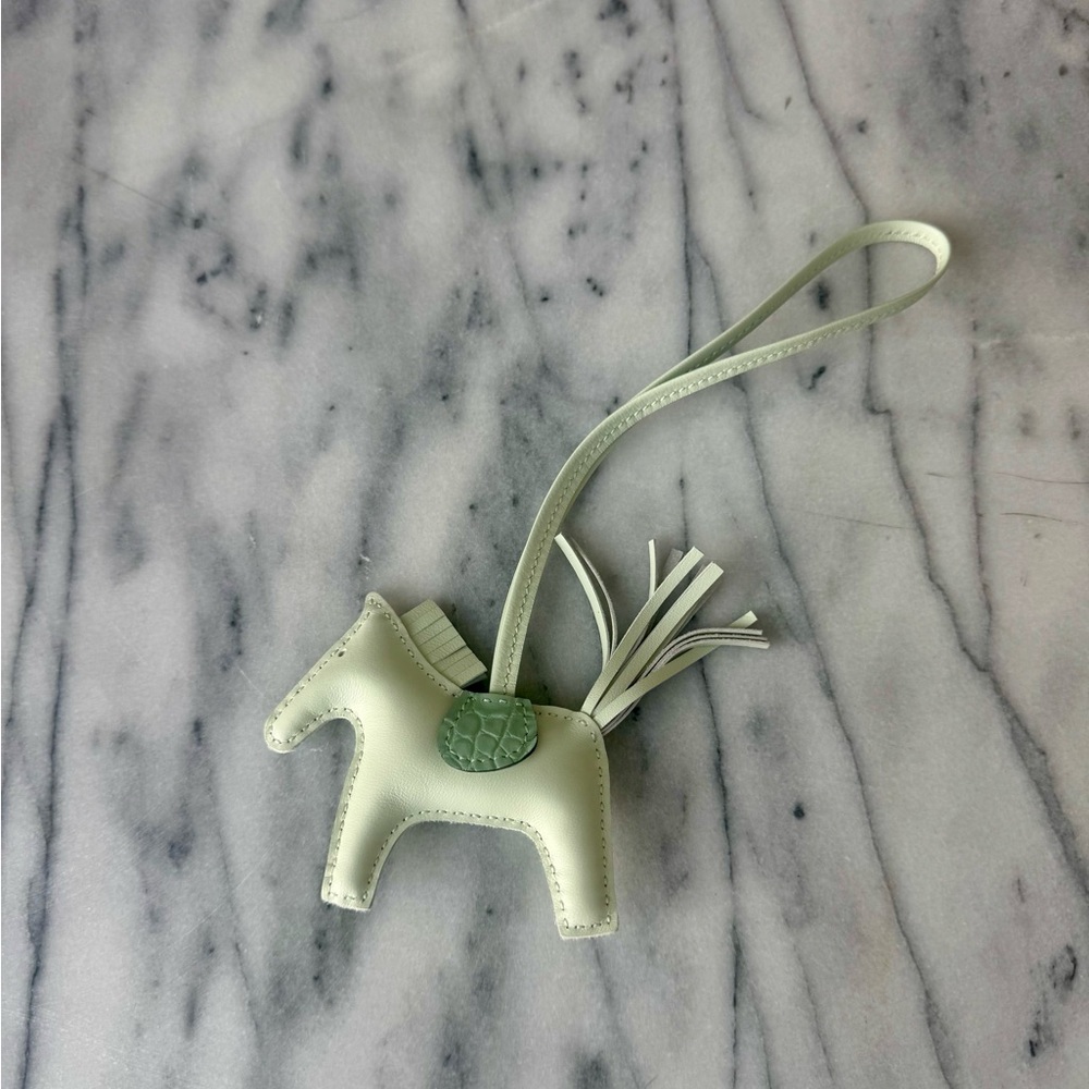 🇫🇷 - Hermes Monochromatic Green Leather Charm with Crocodile Skin Wing - Picture 2 of 3